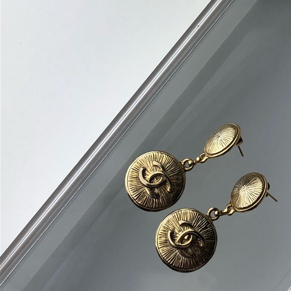 RARE Vintage 90s CHANEL CC LOGO Earrings SIGNED - Picture 2 of 8